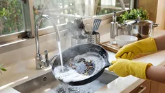 Przypalone resztki znikną z patelni w ciągu kilku minut: prosta sztuczka zapewniająca idealny połysk