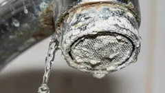 Woda z kranu znów będzie płynąć strumieniem: szybki sposób na usunięcie osadu wapiennego z sitka