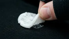 Guma do żucia na ubraniu: jak ją usunąć bez nożyczek i dlaczego zamrażarka to najlepszy przyjaciel każdej gospodyni