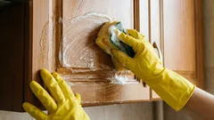 Jak usunąć lepki tłuszcz z szafek kuchennych bez szorowania: łagodny trik z płynem do naczyń