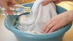  Wieczorem namaczam ściereczki i rękawice kuchenne: rano są idealnie czyste, znikają nawet najstarsze plamy tłuszczu.