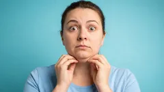 Czy w pozycji z wygiętą szyją pojawia się u Ciebie „podwójny podbródek”? Skoryguj ten powszechny błąd i zadbaj o ochronę szyi.