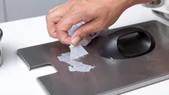 Jak łatwo usunąć przyklejone etykiety: te sposoby naprawdę działają.