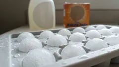 Mrożone kulki z sody oczyszczonej i płynu do mycia naczyń przywrócą czystość każdej armaturze