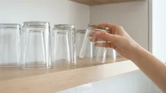 Dlaczego szklanki i filiżanki należy przechowywać odwrócone do góry dnem: zapamiętaj to na całe życie