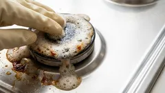 Jak usunąć uporczywy tłuszcz z palników kuchenki bez drogich środków i ostrych zapachów.